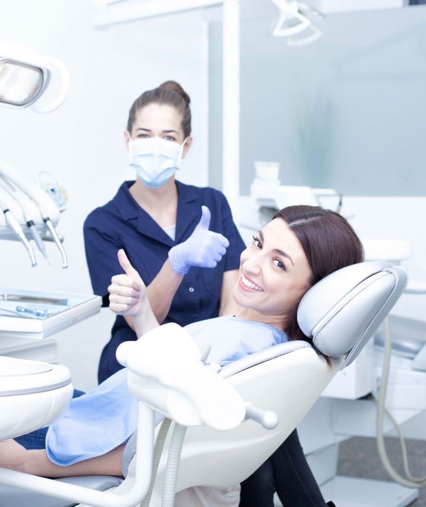 Dentista fotografata con paziente